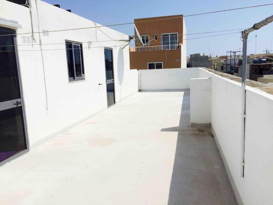 May Flower: Modern Flat Close To Airport/Bus Stops Tarxien Exterior photo